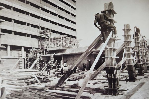 Operários durante as obras do novo Hospital Cruz Azul na década de 70