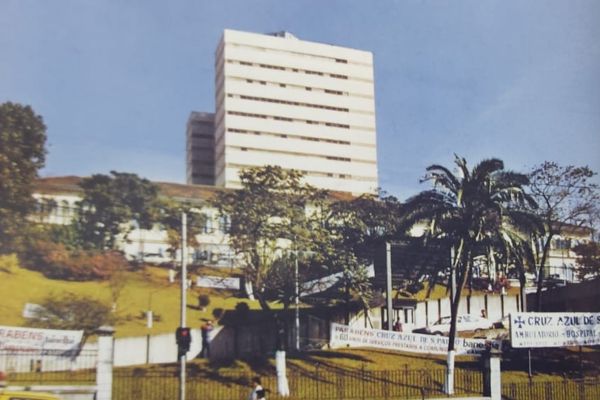 Hospital Cruz Azul em 1985 com 445 leitos e centro cirúrgico moderno
